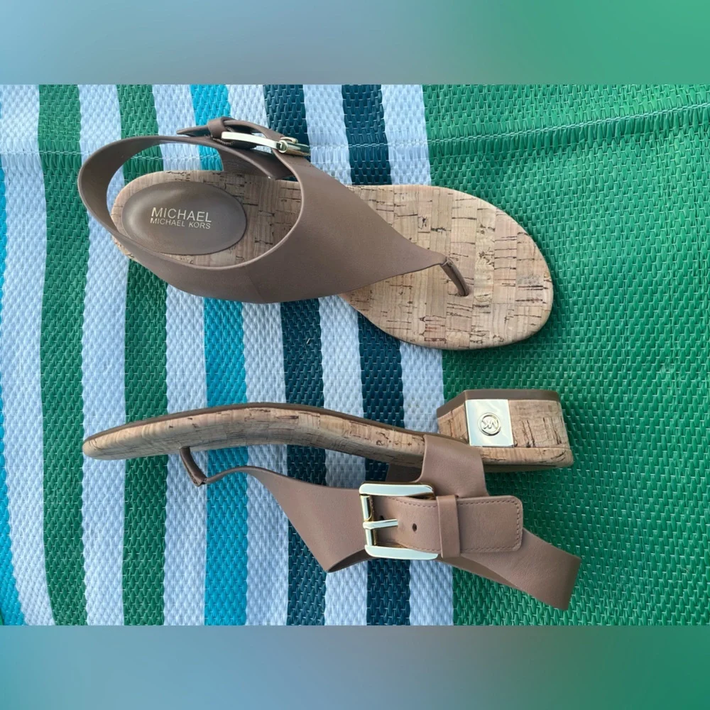 ✨🥳 Michael Kors Tan and Gold Thong Sandals Size 7.5 M Women’s - Picture 6 of 13